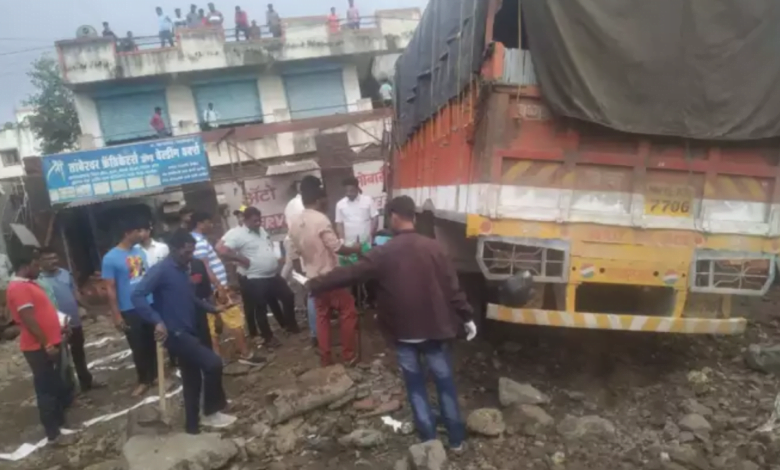 truck hits pune