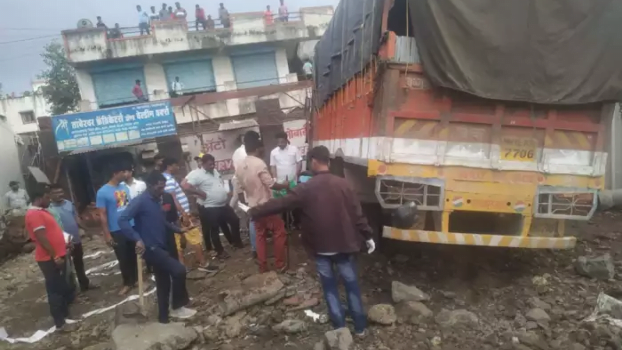 truck hits pune